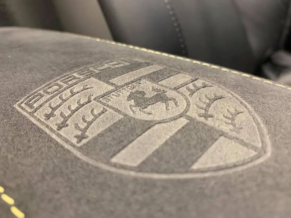 Porsche - herb na zagłówku