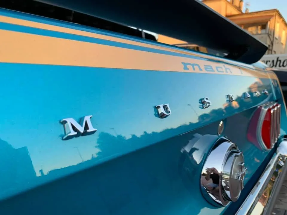 Ford Mustang - detal nadwozia i emblemat