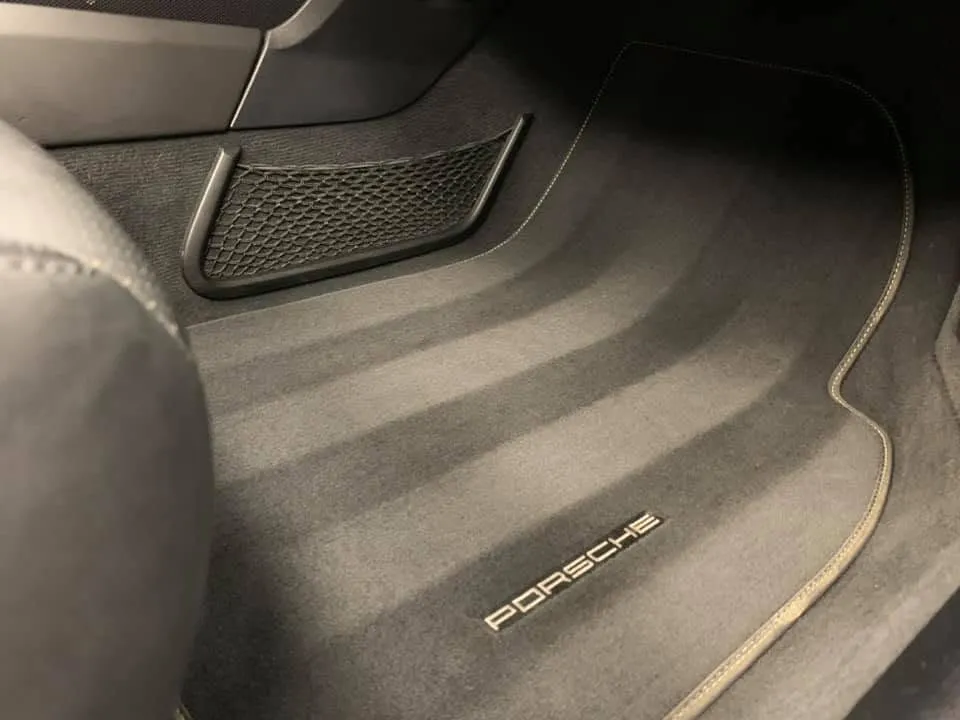 Porsche - czysty dywanik z logo