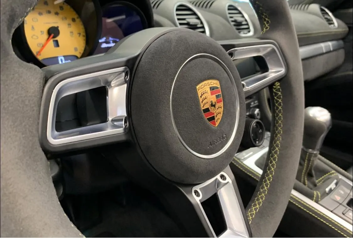 Porsche - kierownica po pielęgnacji