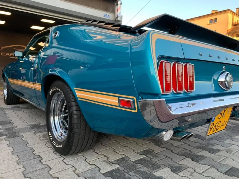 Ford Mustang - bok z charakterystycznym pasem
