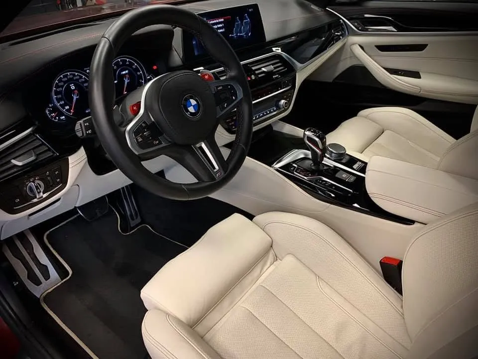 Wnętrze BMW M - jasna skóra po czyszczeniu