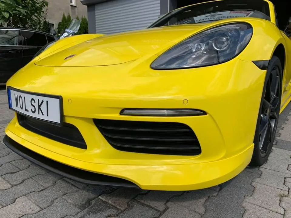 Żółte Porsche 718 - przód