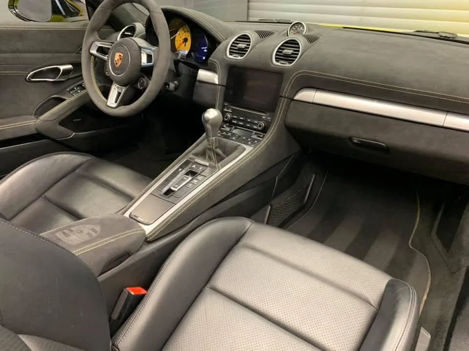Wnętrze Porsche po detailingu