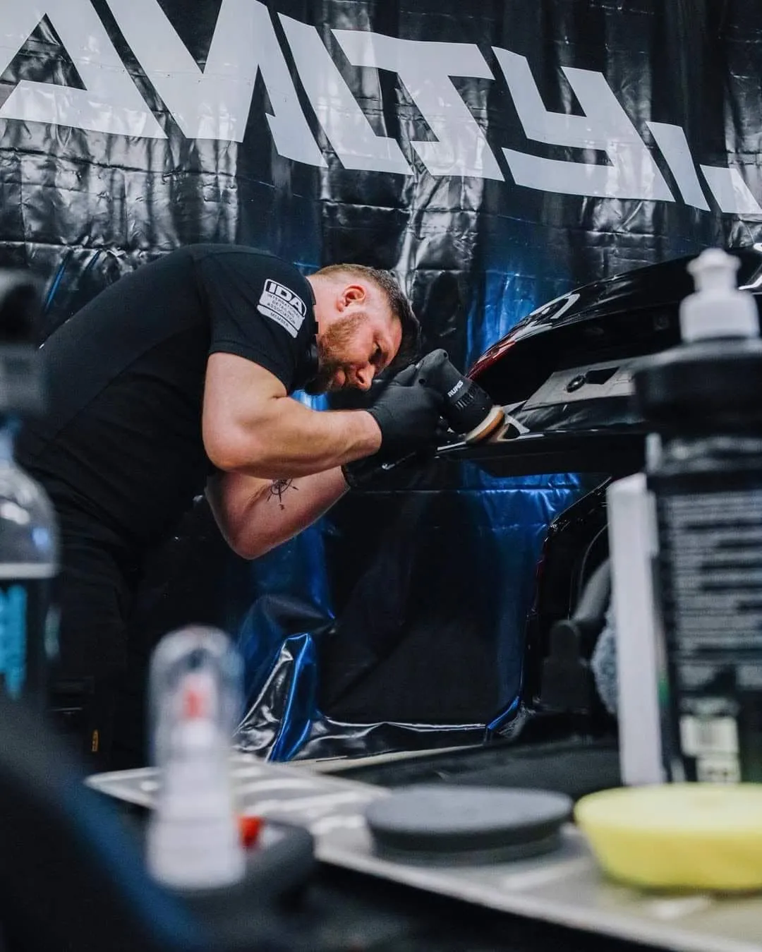Detailer podczas pracy nad autem w Wolski Auto Detailing